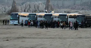 Öğrenicilerden koronavirüs halayı