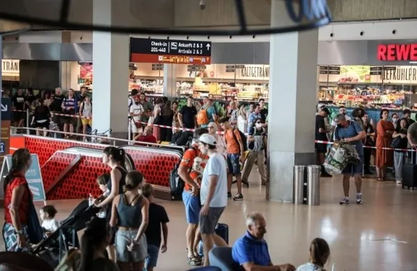 Almanya’da havalimanı krizi büyüyor! Sonu gelmeyen kuyruklarda binlerce insan mağdur