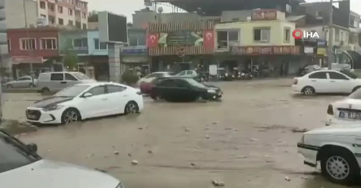 Hatay Kırıkhan’da fırtına ve şiddetli yağış hayatı felç etti