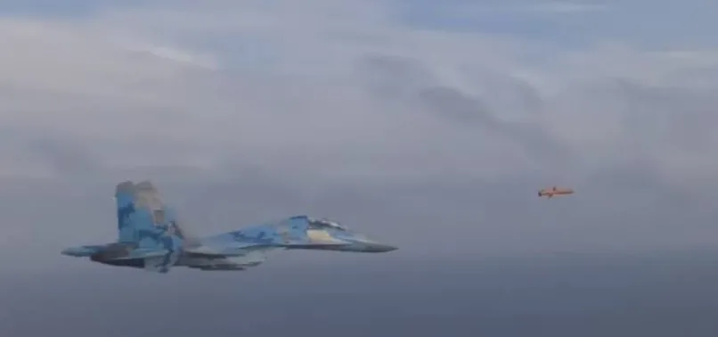 Ukrayna'nın fırlattığı seyir füzesi ile SU-27 savaş uçakları yan yana uçtu