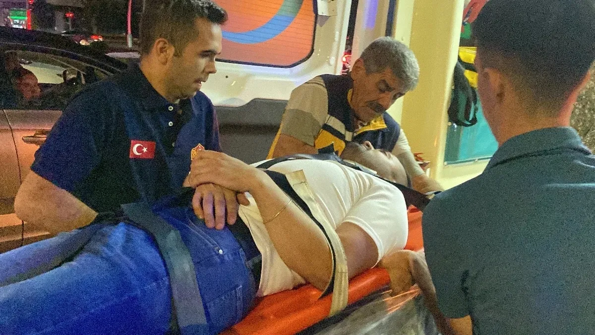 Aksaray'da minibüs ile otomobil çarpıştı: 3 yaralı