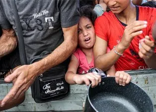 Gazze bayrama kıtlıkla giriyor! Açlıktan bir çocuk daha öldü