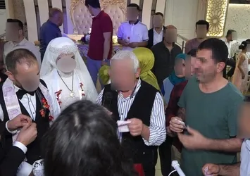 Adana'da akılalmaz olay! Davetsiz gittiği düğünde pasta yedi takıları çaldı