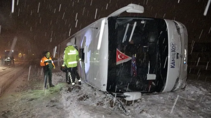 son-dakika-tokatta-yoldan-cikan-kamil-koc-otobusu-devrildi-13-yarali-1643662532319.jpg SON DAKİKA: Tokat'ta yoldan çıkan Kamil Koç otobüsü devrildi: 13 yaralı - 3