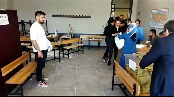 1684069412322.jpeg Oy kullanılırken tavan çöktü! İstanbul'da ilginç olay: 2 yaralı - 2