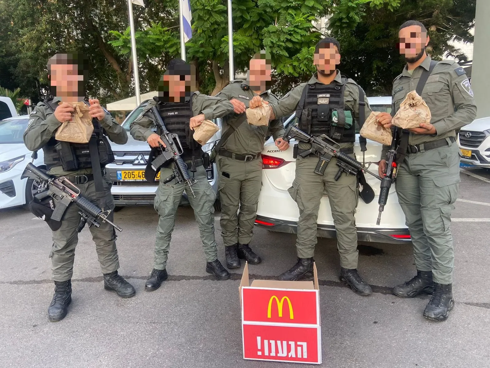 Binlerce Filistinliyi aç ve susuz bırakan işgalci İsrail askerine Mc Donald's'tan bedava yemek! Adeta seferber oldular...