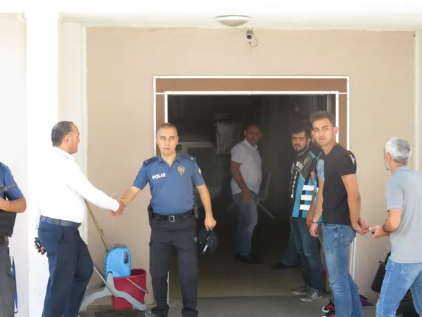 Trafik magandalarının elini sıkan polis amiri görevden alındı