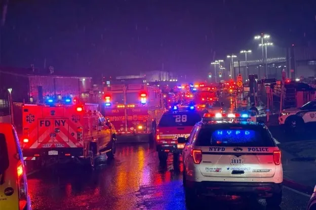 new-yorkta-pistte-facia-ucak-ile-itfaiye-araci-carpisti-yaralilar-var-1774245405720.jpg New York Post aracılığıyla