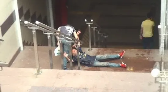 Taksim’de güpegündüz gasp dehşeti kamerada - 1