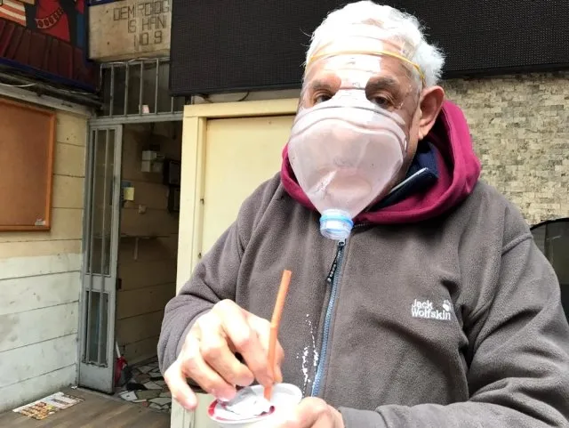 koronaviruse-pet-siseli-onlem-kendi-maskesini-kendi-yapti-1585296410839.jpg Koronavirüse pet şişeli önlem! Kendi maskesini kendi yaptı - 1