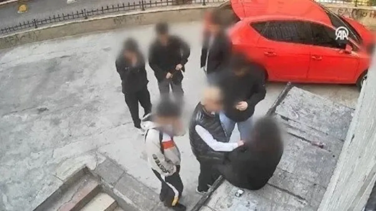 Eli bıçaklı çocuk gaspçılar! Kadıköy'de akılalmaz olay