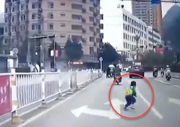 Babası çocuğunu düşürdüğünü fark etmedi