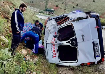 Yolcu minibüsü devrildi: 12 yaralı