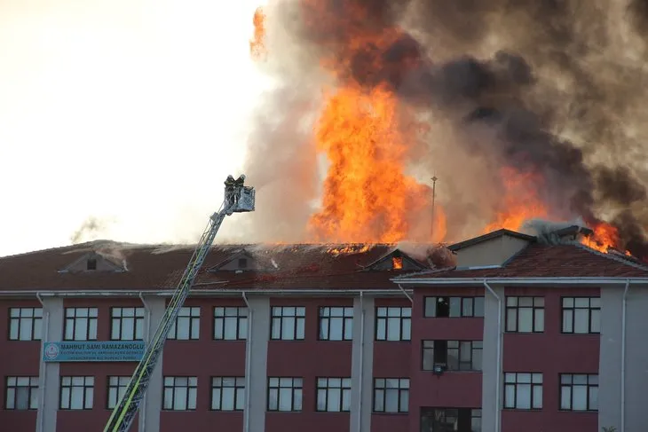 Konya’da bir lisenin çatısında yangın çıktı