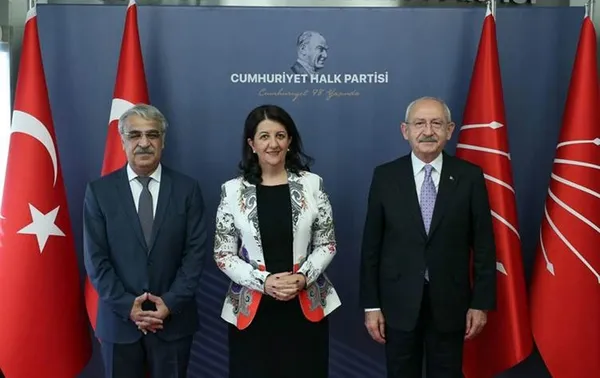 1697003890093.jpg Özgür Özel İYİ Parti ve HDP'ye mavi boncuk dağıttı! Bay Kemal'e protokolden salladı ittifak çağrısı yaptı... - 5