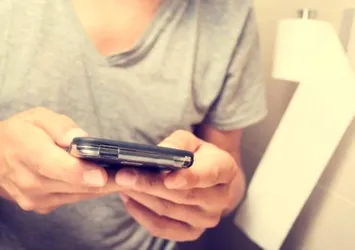 Tuvalete telefonla girenler yandı!