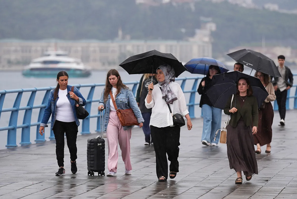 hafta-sonu-hava-durumu-kuvvetli-yagis-ve-firtina-uyarisi-1786689726369.jpg Marmara’da gerilemeye başlayan hava sıcaklıklarının pazartesi gününden itibaren biraz daha düşerek mevsim normallerine yaklaşması bekleniyor.