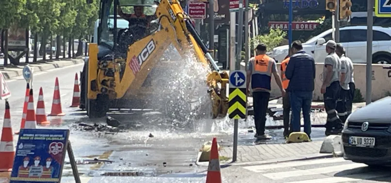 Bir İSKİ klasiği: Yine patlattı! Hasar gören su borusu Kadıköyü göle çevirdi