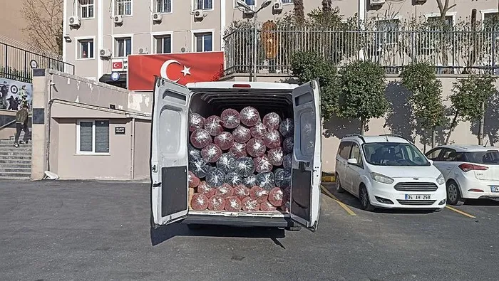 akillara-durgunluk-veren-hirsizlik-savunmalari-pes-dedirtti-saka-yapacaktik-1741939655601.jpeg Çalınan kumaşlar sahibine iade edildi. (DHA)