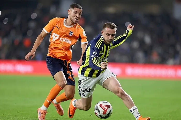 basaksehir-ile-fenerbahce-yenisemedi-istanbulda-puanlar-paylasildi-1765047830715.jpeg Bir pozisyonda RAMS Başakşehir oyuncusu Amine Harit (solda) ile Fenerbahçe oyuncusu Kerem Aktürkoğlu (sağda) mücadele etti (AA)