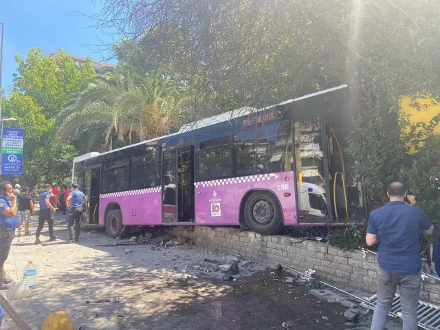 İstanbul Kadıköy'de freni patlayan otobüs iş yerine girdi! Yaralılar var - 3