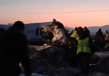 Son dakika: Kazakistan'da yolcu uçağı düştü!
