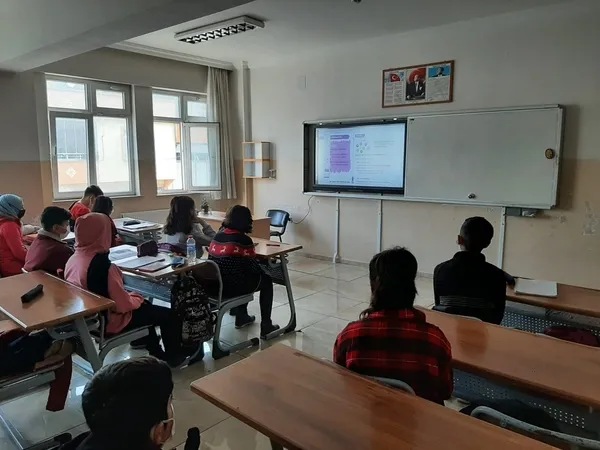aysegul-ogretmeni-kardesi-katletmisti-aci-haberi-alan-ogrenciler-yikildi-1640687262209.jpg Ayşegül öğretmeni kardeşi katletmişti! Acı haberi alan öğrenciler yıkıldı - 1