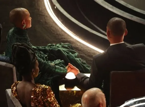 oscar-gecesine-golge-dusuren-tokadin-yankilari-devam-ediyor-olayin-merkezindeki-will-smithin-esi-jada-smith-su-1649163424816.jpg Oscar gecesine gölge düşüren tokadın yankıları devam ediyor! Olayın merkezindeki Will Smith’in eşi Jada Smith suskunluğunu bozdu - 2