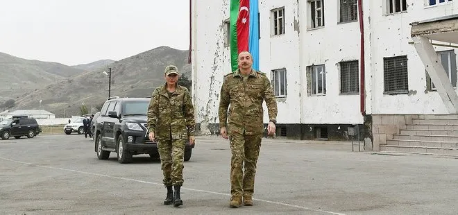 İlham Aliyev işgalden kurtarılan bölgede Azerbaycan bayrağını öperek göndere çekti