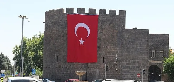 Terör örgütü PKK'nın silahlarını yakması Diyarbakır ve Güneydoğu Anadolu'da bayram havası yaşattı