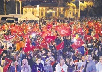 Binlerce vatandaş demokrasi nöbeti tuttu