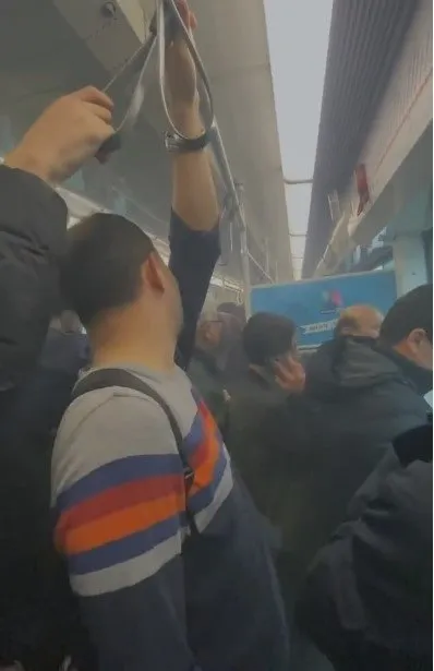 İstanbul'da toplu ulaşım her geçen gün kabusa dönüyor! Tramvayı dumanlar bastı! Vatandaşın haklı isyanı: Dingonun ahırı mı? - 1