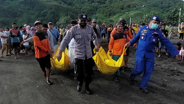 Sahilde meditasyon yapanlar dalgalara kapıldı! 10 kişi öldü