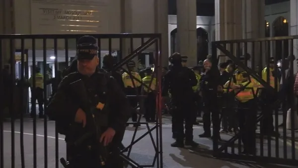 İngiltere’nin başkenti Londra’da polis, zanlıları yakalamak için camiye girdi