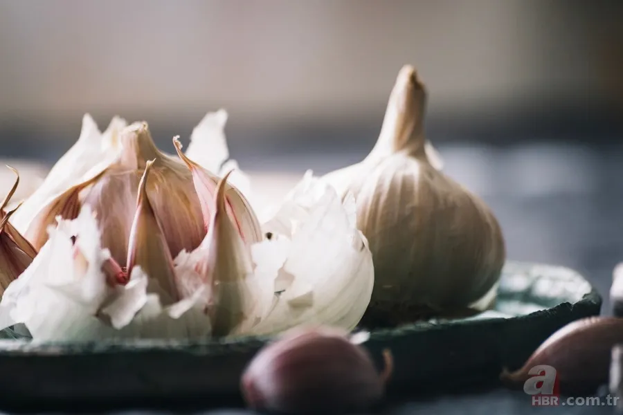 Sarımsağı soyup kabuklarını atıyor musunuz? Bir daha düşünün: Faydalarını duyunca şaşıracaksınız 7
