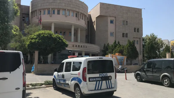 1692952182729.jpg Ailesi tarafından ahıra kilitlenen çocuk dehşeti yaşadı: Hayvan kancasıyla bağlayıp üzerine idrarını yaptılar - 7