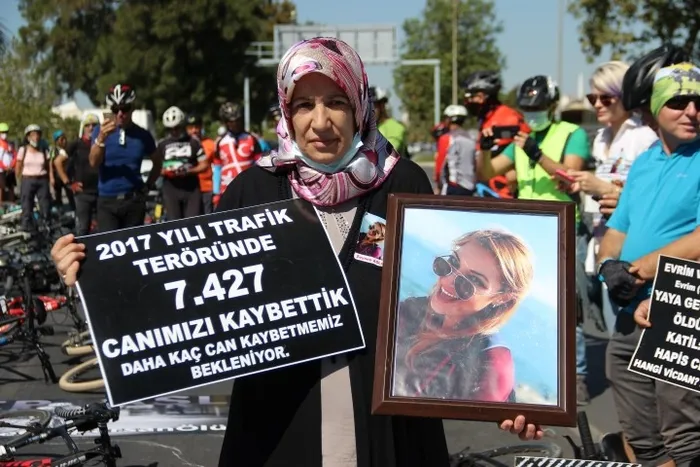 Kefenlerini giyip yola yattılar! İzmir'de sıra dışı eylem - 4