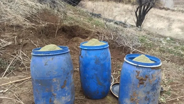 diyarbakir-licede-terorun-finans-kaynagina-darbe-572-kilogram-toz-ve-kubar-esrar-ele-gecirildi-1669743042078.jpg Diyarbakır Lice'de terörün finans kaynağına darbe: 572 kilogram toz ve kubar esrar ele geçirildi - 2