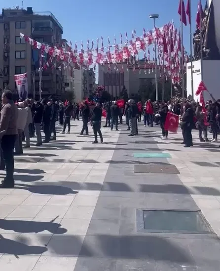 1711198264130.jpg Özgür Özel'in memleketi Manisa'daki miting programında büyük boşluklar! Akşener bıktım demesine rağmen yine İYİ Parti seçmenine yanladı... - 3