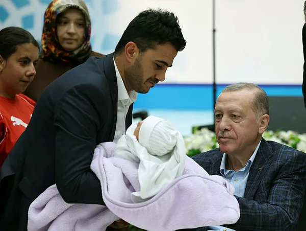 depremzedelerle-iftar-bulusmasi-baskan-erdogan-secimden-sonra-masanin-etrafinda-kimse-kalmayacak-1681595116464.jpg Depremzedelerle iftar buluşması! Başkan Erdoğan: Seçimden sonra masanın etrafında kimse kalmayacak - 3