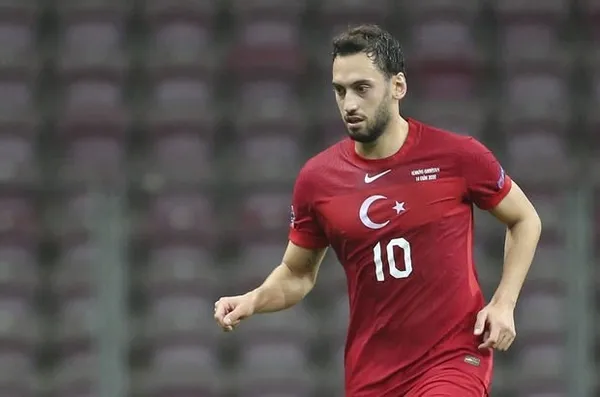 Hakan Çalhanoğlu’nun menajerine ulaşan 3 teklif! EURO 2020 kadrosuna yönelik ilk resmi teklif yapıldı
