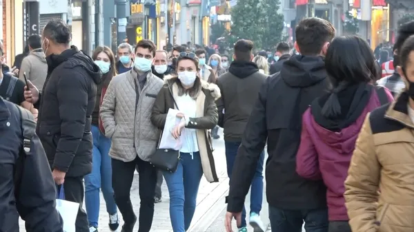 İstanbul'dan son dakika yaşam haberi | Taksim’de sokağa çıkma kısıtlaması öncesi insan seli - 1