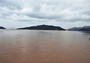 Sağanak yağmurlar Marmaris'i de vurdu! Kahverengi oldu...
