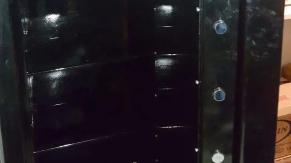 FETÖ'den tutuklu iş adamının işyerinde gizli kasa bulundu
