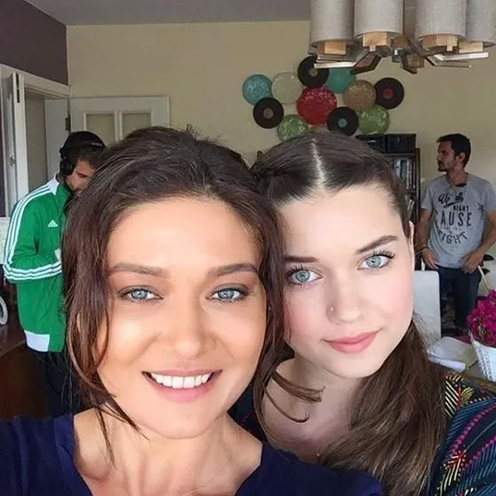 Nurgül Yeşilçay 21 yaşındaki halini paylaştı! Kızı olsa bu kadar benzer