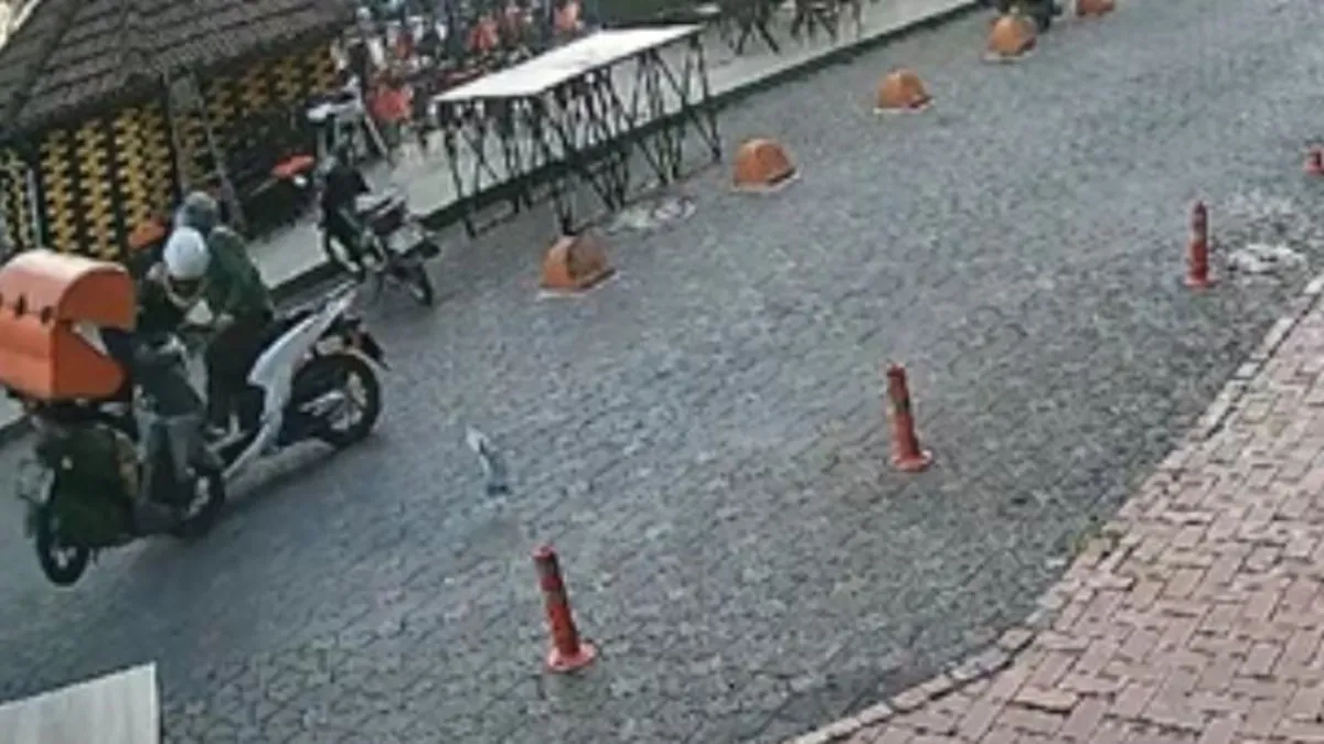 Zonguldak'ta iki motosikletli kafa kafaya çarpıştı; 1 kişinin yaralandığı kaza kamerada