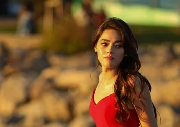 Simay Barlas yeni dizisi Aynadaki Yabancı'yı anlattı: "Herkes kendinden bir şey bulacak"