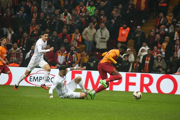 galatasaray-crizespor-canli-anlatim-1709923825635.jpeg Galatasaray Çaykur Rizespor'a gol oldu yağdı! Kerem Demirbay yıldızlaştı Aslan liderliği bırakmadı - 1