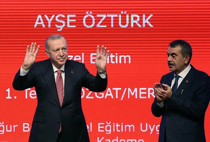 15-bin-ogretmen-atamasi-yapildi-baskan-erdogandan-hayirli-olsun-mesaji-1763996290453.jpg Fotoğraf-AA