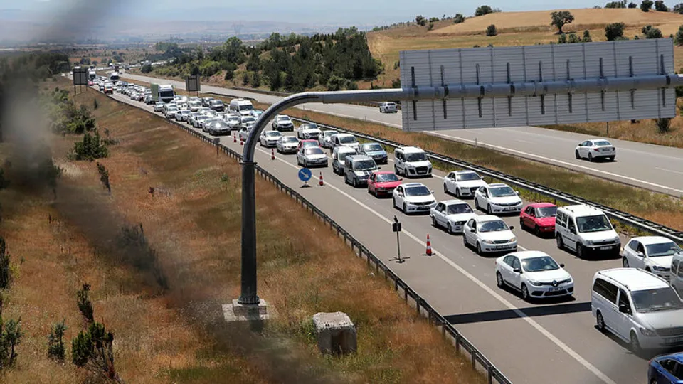 Bolu Dağı'nda bayram trafiği! Karadeniz bağlantı yolunda 15 kilometrelik araç kuyruğu